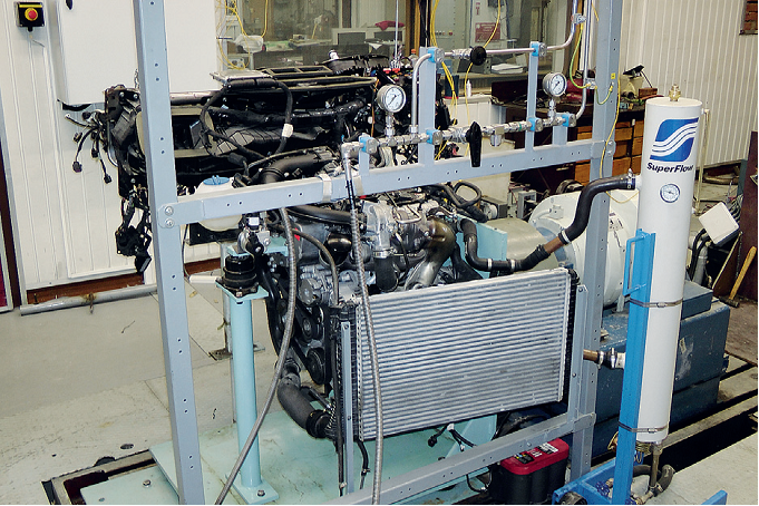 Motor vyvíjený společností MARAT Engineering na dynamometru v prostorách dílen VUT 